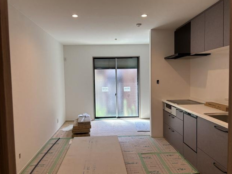 梅津開キ町の玄関|火を使わないＩＨクッキングヒーターはサッと拭き取れるフラットな表面でお料理後のお手入れラクチン！