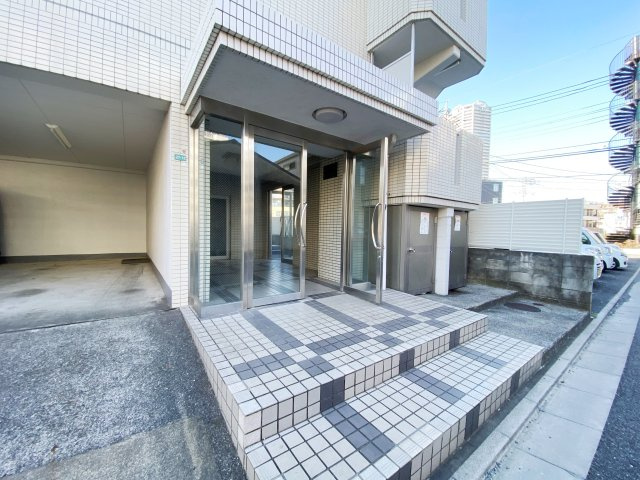 ドミール白幡のエントランス