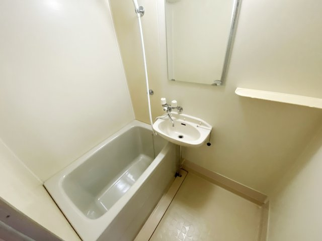 ドミール白幡の浴室|別号室の参考写真です。