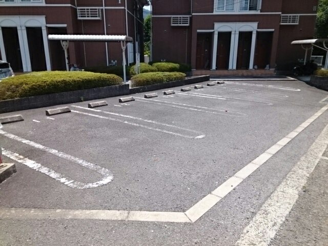 【駐車場】 | サンリット　Ⅰ　（有田川町） | 駐車場があるので、車を買う予定の方も安心です