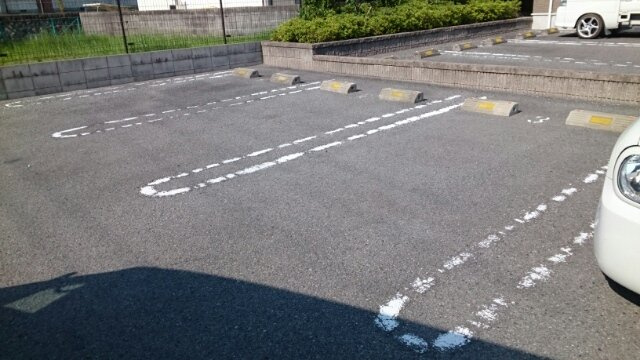 【駐車場】 | リヴィエールⅡ | 駐車場があるので、車を買う予定の方も安心です