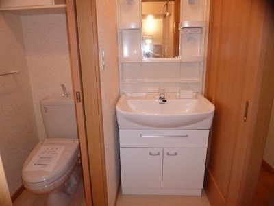 【洗面所】 | リヴィエールⅡ | 明るい洗面所です