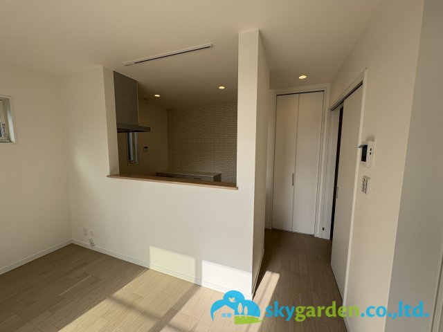 茅ヶ崎市香川5丁目　新築戸建　全11棟1号棟の内装|視界良好の対面キッチン。会話も弾みます。