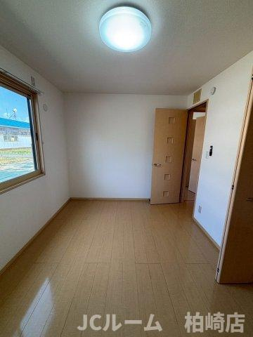 柏崎市三和町のアパートの洋室