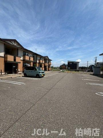 柏崎市三和町のアパートの駐車場