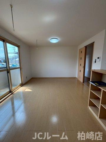 柏崎市三和町のアパートの居間・リビング