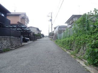 【前面道路含む現地写真】 | 川西市鴬台2丁目11-9　建築条件無売土地