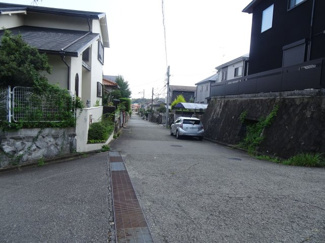 【前面道路含む現地写真】 | 川西市鴬台2丁目11-9　建築条件無売土地