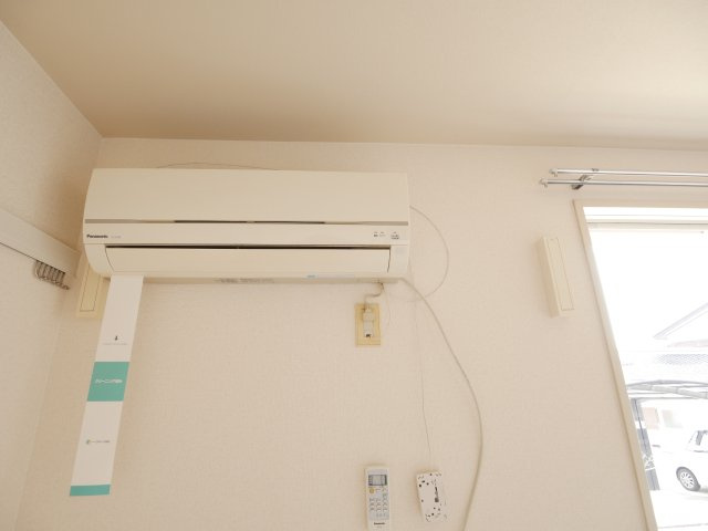 ツインコートBの設備|エアコン１台設置済み。写真は別室の物です。現況優先。