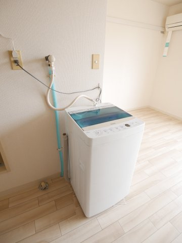 ツインコートBの設備|洗濯機無料貸出あり。写真は別室の物です。現況優先。