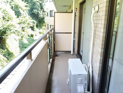 【バルコニー】 | ロイヤルプラザ三ツ沢 | 暖かな日差しのふりそそぐバルコニー