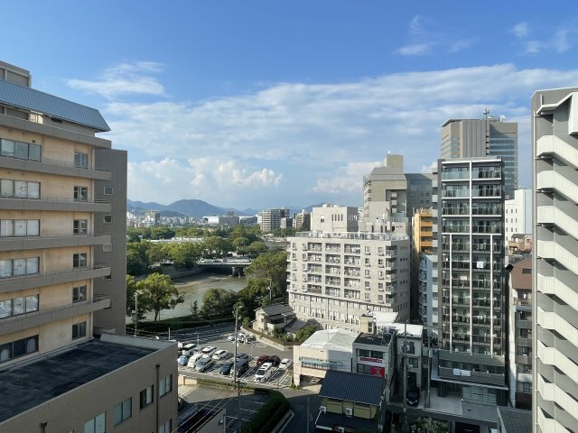 ダイアパレスグランドール四番街大手町の展望|北東廊下側からの眺望です。中電病院が徒歩1分の近さです。