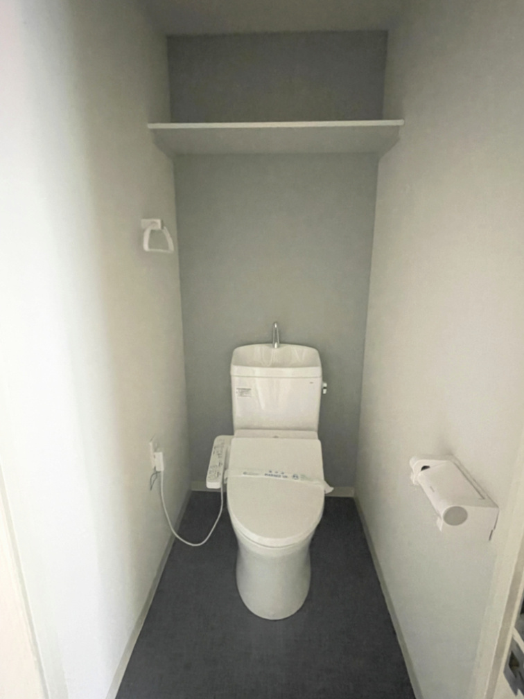 ダイアパレスグランドール四番街大手町のトイレ|温水洗浄便座トイレです。ペーパーストックができる吊り棚があります。