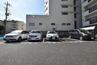 【駐車場】 | マンションの駐車場スペース。空きの有無や駐車料金、サイズ規定などについては、改めてお問い合わせください。～即日のご見学可能～　お問合せはお気軽にどうぞ。