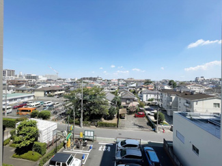 【展望】 | 眼前に広がる空の雄大さと、このお部屋の自慢の一つである「眺望」をご覧ください。毎日、この景色を独り占めできる新生活に夢が広がります。～即日のご見学可能～　お問合せはお気軽にどうぞ。