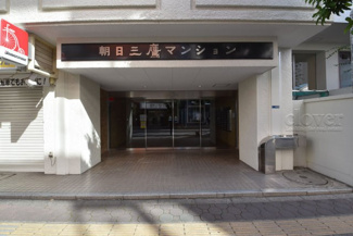 【エントランス】 | お客様を、そして住人を出迎えてくれるマンションのエントランス。ゴミが落ちていないことからも、管理状態の良さや住民の節度の高さが見て取れます。～即日のご見学可能～　お問合せはお気軽にどうぞ。