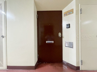 【その他共用部分】 | 皆様をお迎えする、お部屋の玄関ドア。開けやすさや開放角度、ドアノブの操作しやすさや鍵の形状などを、現地で一度ご確認ください。～即日のご見学可能～　お問合せはお気軽にどうぞ。