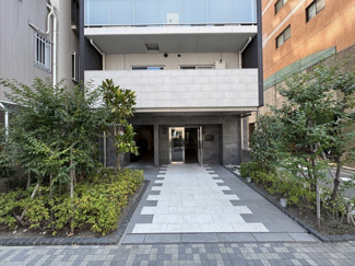 【エントランス】 | お客様を、そして住人を出迎えてくれるマンションのエントランス。ゴミが落ちていないことからも、管理状態の良さや住民の節度の高さが見て取れます。～即日のご見学可能～　お問合せはお気軽にどうぞ。
