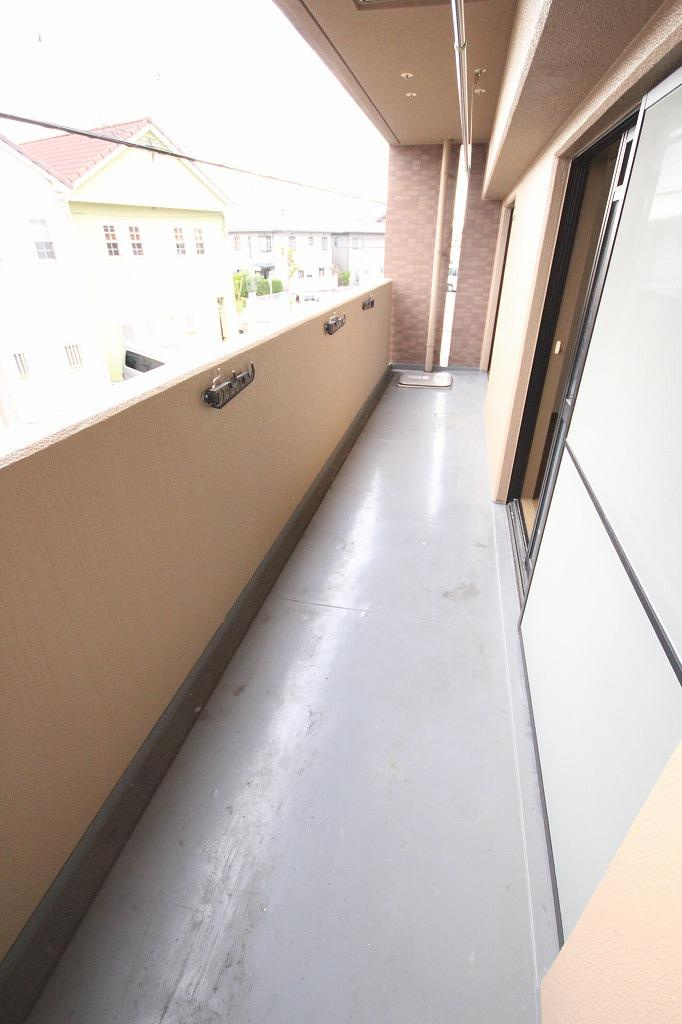 プラザハイツ二ツ屋　E棟のバルコニー|※お部屋により仕様が異なる場合があります。