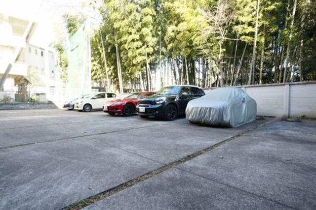 サニーコートの駐車場