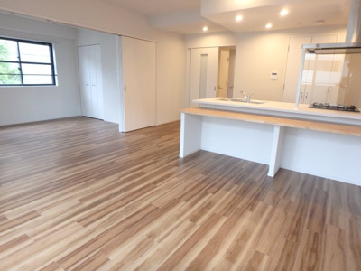 【居間・リビング】 | Ｌａ・Ｄｏｕｃｅｕｒ西宮北口 | 明るい室内です