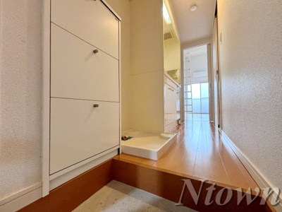 【玄関】 | villa志賀本通(ヴィラシガホンドオリ) | 収納もある玄関です