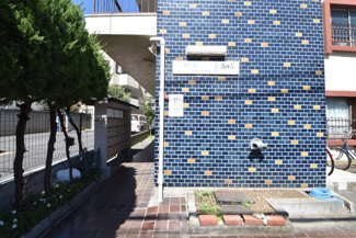 【エントランス】 | お客様を、そして住人を出迎えてくれるマンションのエントランス。ゴミが落ちていないことからも、管理状態の良さや住民の節度の高さが見て取れます。～即日のご見学可能～　お問合せはお気軽にどうぞ。
