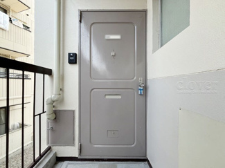 【その他共用部分】 | 皆様をお迎えする、お部屋の玄関ドア。開けやすさや開放角度、ドアノブの操作しやすさや鍵の形状などを、現地で一度ご確認ください。～即日のご見学可能～　お問合せはお気軽にどうぞ。
