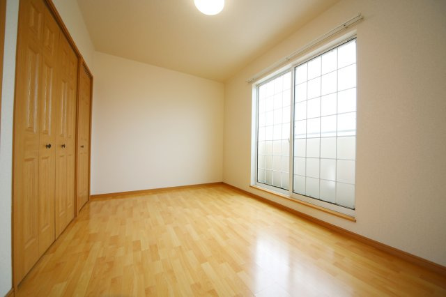 赤城館の洋室|別部屋反転間取のお写真になります。参考にご覧くださいませ。