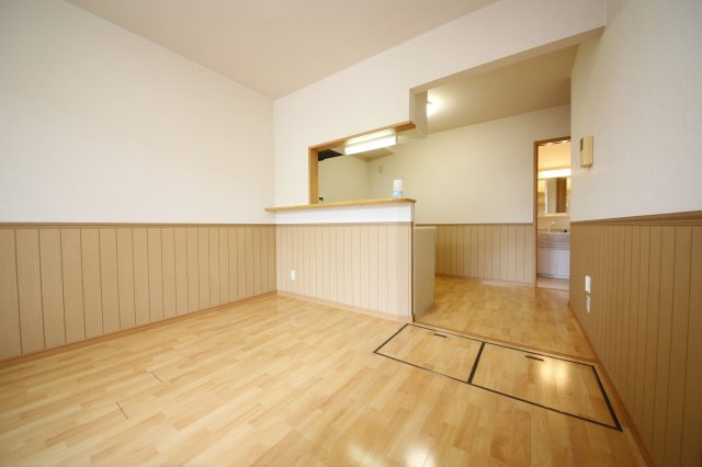 赤城館の居間・リビング|別部屋反転間取のお写真になります。参考にご覧くださいませ。