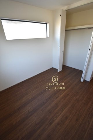 リーブルガーデン  水戸見川　12期　1の洋室|折戸を開くと壁面クローゼット。衣類が横一列に並ぶためひと目で洋服が選びやすい！衣類をたくさんお持ちの方もスッキリ片付きます♪