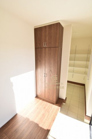 リーブルガーデン  水戸見川　12期　1の玄関|廊下の収納スペースは消耗品のストックや掃除用具、防災用品の定位置にも良さそうです。写真奥は土間収納。可動棚付きです。