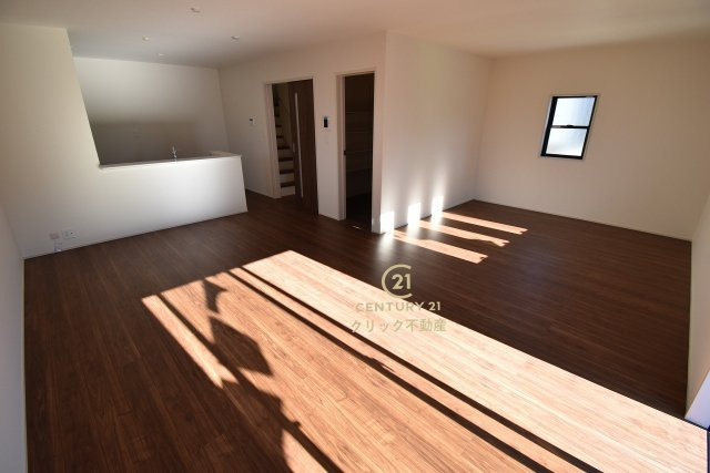 リーブルガーデン  水戸見川　12期　1の居間・リビング|日差しあふれる明るいLDKです。インテリアショップで見掛けた「あの家具」も映えるかも！お気に入りの空間が寛ぎの時間を生み出します。