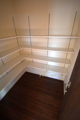 リーブルガーデン  水戸見川　12期　1の収納|リビングには家族共有の収納スペース。季節物のインテリア雑貨、寛ぐ時のブランケット、ちょっと出掛ける時の羽織ものなどもスッキリ収まります。便利で快適な暮らしに役立ちます。