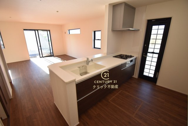 リーブルガーデン  水戸見川　12期　1のキッチン|対面式システムキッチンです。十分な広さのキッチンなら家族での分担作業もはかどりそう！勝手口はゴミ出しの時や、土の付いたお野菜を置いておくのにも便利です。