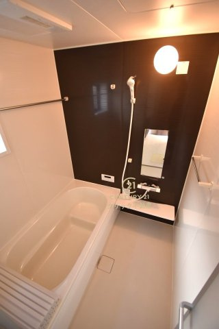 リーブルガーデン  水戸見川　12期　1の浴室|浴槽への出入りが安全な低床タイプのユニットバスです。洗い場は滑りにくい速乾床ですので、お子様やご高齢の方にも安心です。自動お湯張りに追焚機能付きのオートバスです。