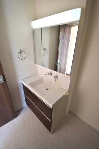 リーブルガーデン  水戸見川　12期　1の独立洗面台|見た目の美しさだけではなく、機能性も追求した使い勝手の良い独立洗面化粧台。
身だしなみチェックや歯磨きなど、朝の慌ただしい時間でも余裕を感じていただけます。