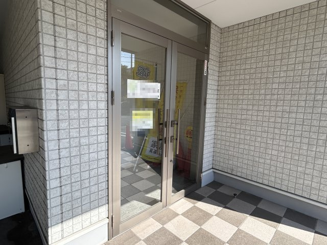 東浦K＆Mビルの玄関