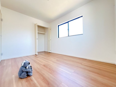 【洋室】 | 前橋市朝倉町　新築住宅 | 窓からそそがれる暖かみのある明るい空間。広々としたプライベート空間で自分の時間を楽しめます。フローリング仕様で普段のお掃除も楽々です。