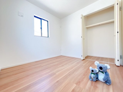 【洋室】 | 前橋市朝倉町　新築住宅 | 清潔感ある壁紙と温もり溢れる床材が調和した洋室。毎日の生活を少しでも快適に過ごして頂ける様、飽きの来ない雰囲気がたまりません。