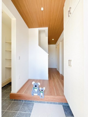 【玄関】 | 前橋市朝倉町　新築住宅 | 住まう人の帰り、訪れる人を優しく迎える安らぎに満ちた空間　上質感あふれるエントランス