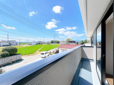 【バルコニー】 | 前橋市朝倉町　新築住宅 | ゆとりあるバルコニーは机やイスを並べて開放的な空間としても使用できそうですね！
お洗濯はもちろん読書やベランピングなど新居での夢が広がるバルコニーです！