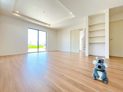 【居間・リビング】 | 前橋市朝倉町　新築住宅 | ≪LDK≫
陽当りも良いリビング。
光が差し込む明るい空間はいつもの時間をより特別に…穏やかなひと時を一層充実した時間へ変えてくれます。