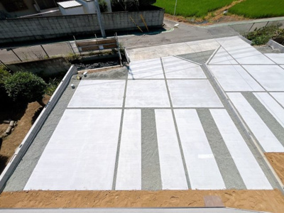 【駐車場】 | 前橋市朝倉町　新築住宅 | 対面式キッチンは家族との距離もぐっと近く感じられます。
お料理の間でも、目を見ながらコミュニケーションを楽むことも可能。キッチン前にテーブルを並べればお子様の宿題も見守ることができます。