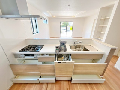 【キッチン】 | 前橋市朝倉町　新築住宅 | お料理をしながら家族との会話が楽しめる対面キッチン。リビングで遊ぶお子様を見守りながらお料理が出来ます。出来上がったお料理や後片付けを手伝ってもらうなど家事分担ができます。