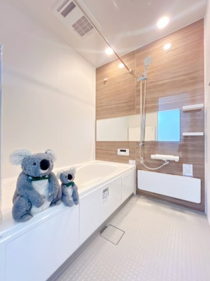 【浴室】 | 前橋市朝倉町　新築住宅 | ほどよい優しいライトに包まれたバスルーム。香りの良いバスソルトに身をまかせ、浴槽でゆっくりと深呼吸。一日の疲れが癒されます。