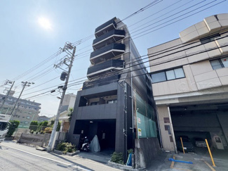 【外観】 | 手入れの行き届いた外壁やエントランスなど、「見ればわかる」レベルで清潔感を保ったマンションです。築年数を感じさせない姿で皆様をお出迎えします。～即日のご見学可能～　お問合せはお気軽にどうぞ。
