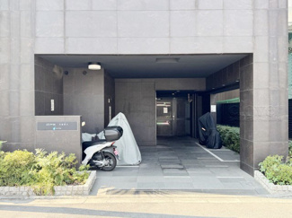 【エントランス】 | お客様を、そして住人を出迎えてくれるマンションのエントランス。ゴミが落ちていないことからも、管理状態の良さや住民の節度の高さが見て取れます。～即日のご見学可能～　お問合せはお気軽にどうぞ。
