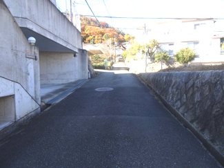 【前面道路含む現地写真】 | 川西市松が丘町　建築条件無土地