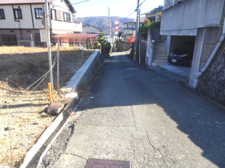 【前面道路含む現地写真】 | 川西市松が丘町　建築条件無土地
